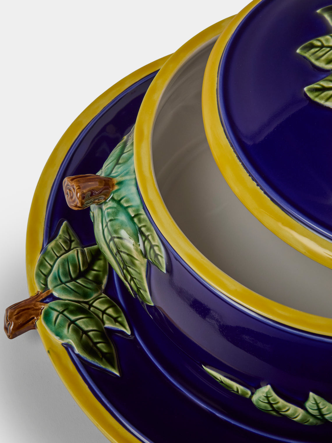 Verdolini - Frog Hand-Painted Majolica Ceramic Round Casserole Dish with Stand - Navy - ABASK