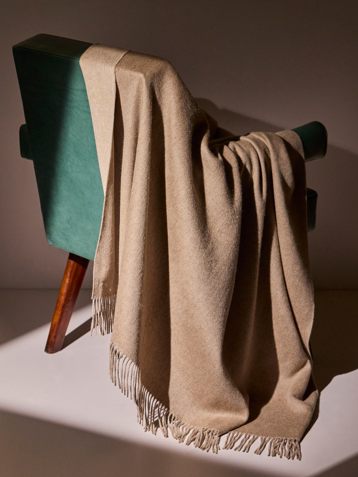 Johnstons of Elgin - Otter Cashmere Reversible Throw (75in/1.9m) - Camel - ABASK
