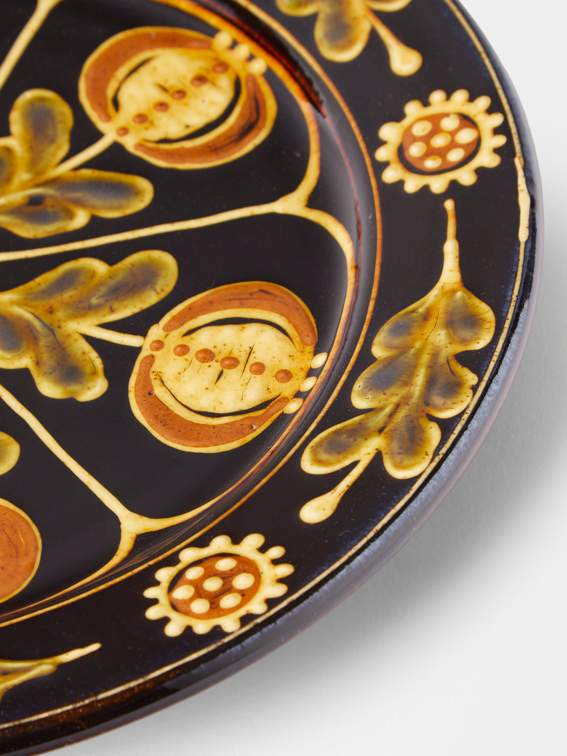 Fitch & McAndrew - Poppies Slipware Dinner Plate (10.4in/26.5cm) - Black - ABASK