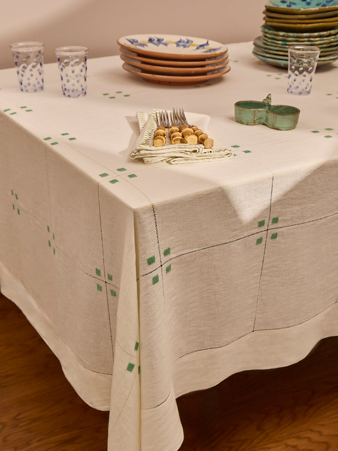 Art Deco Hand-Embroidered Linen Tablecloth (118in/3m)