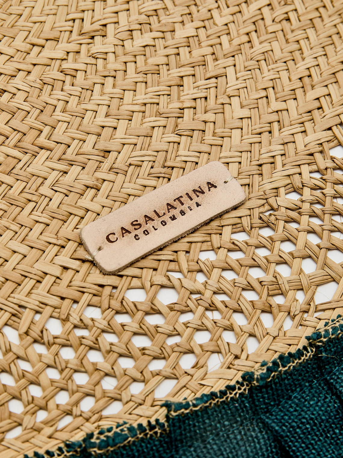CasaLatina - Arandela Handwoven Iraca Palm and Linen Placemats (Set of 4) - Tan - ABASK