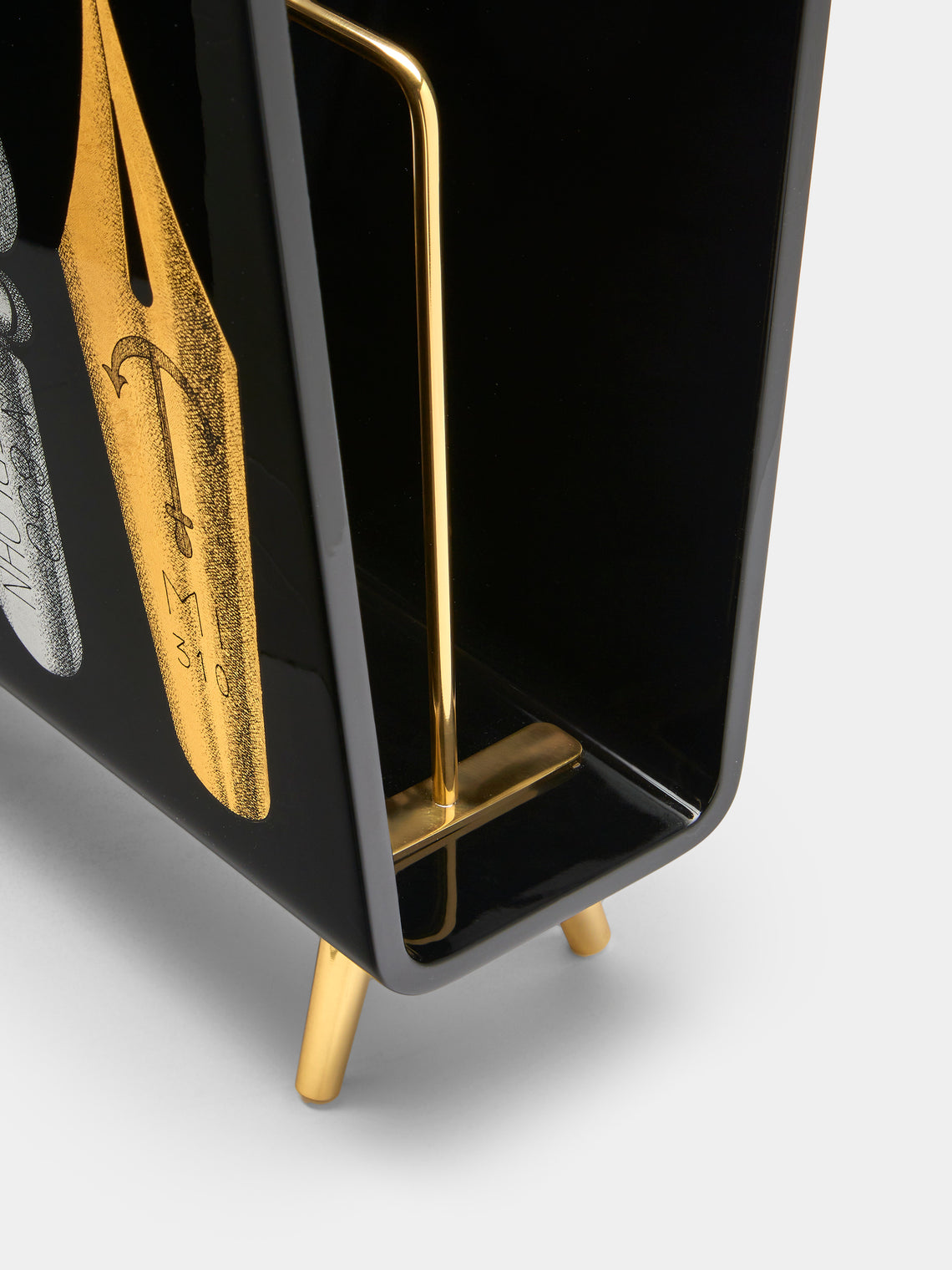 Fornasetti - Pennini Wood and Brass Magazine Rack - Black - ABASK