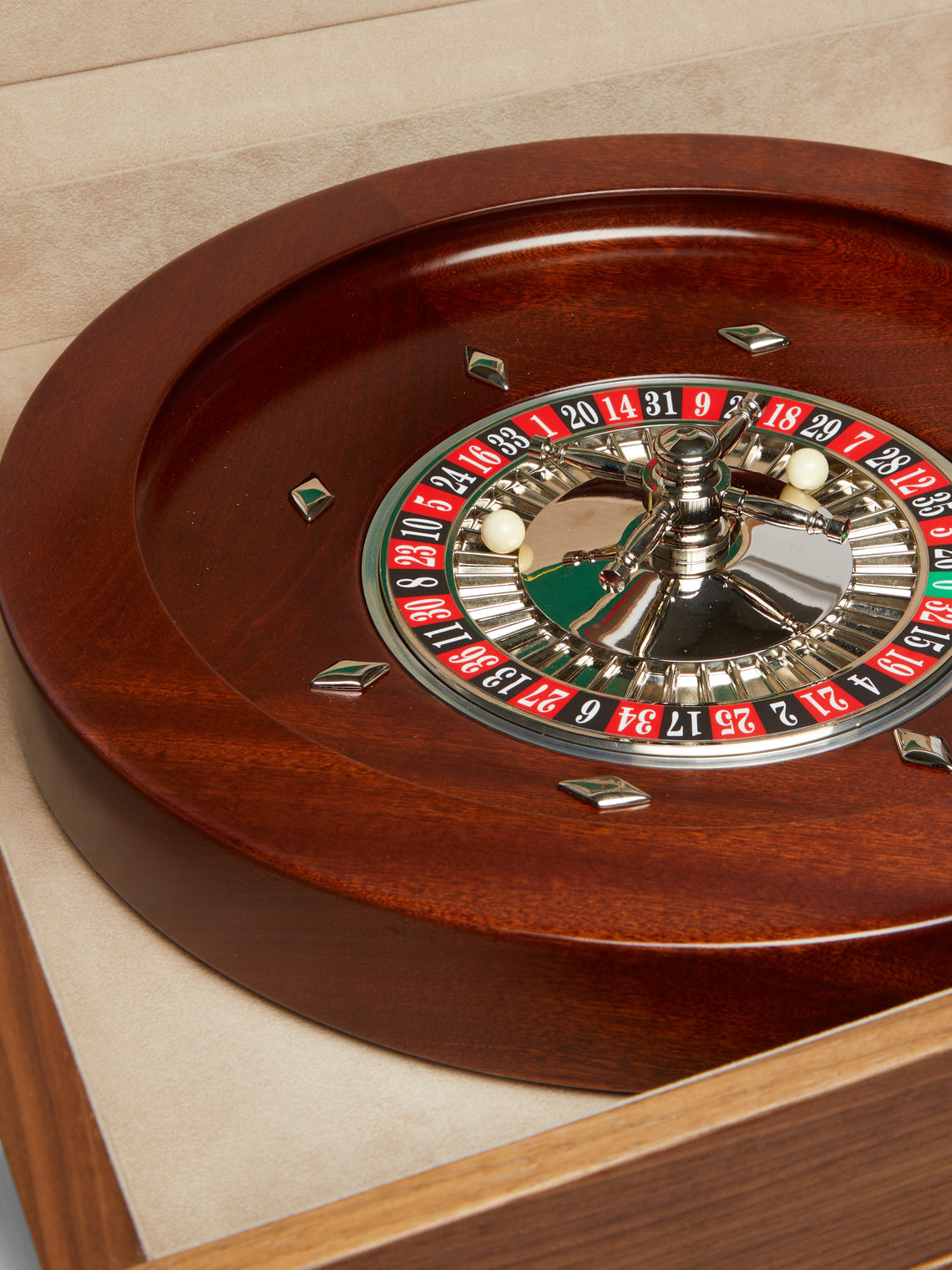 Agresti - Walnut Backgammon, Checkers, Chess, Dominoes and Roulette Compendium -  - ABASK