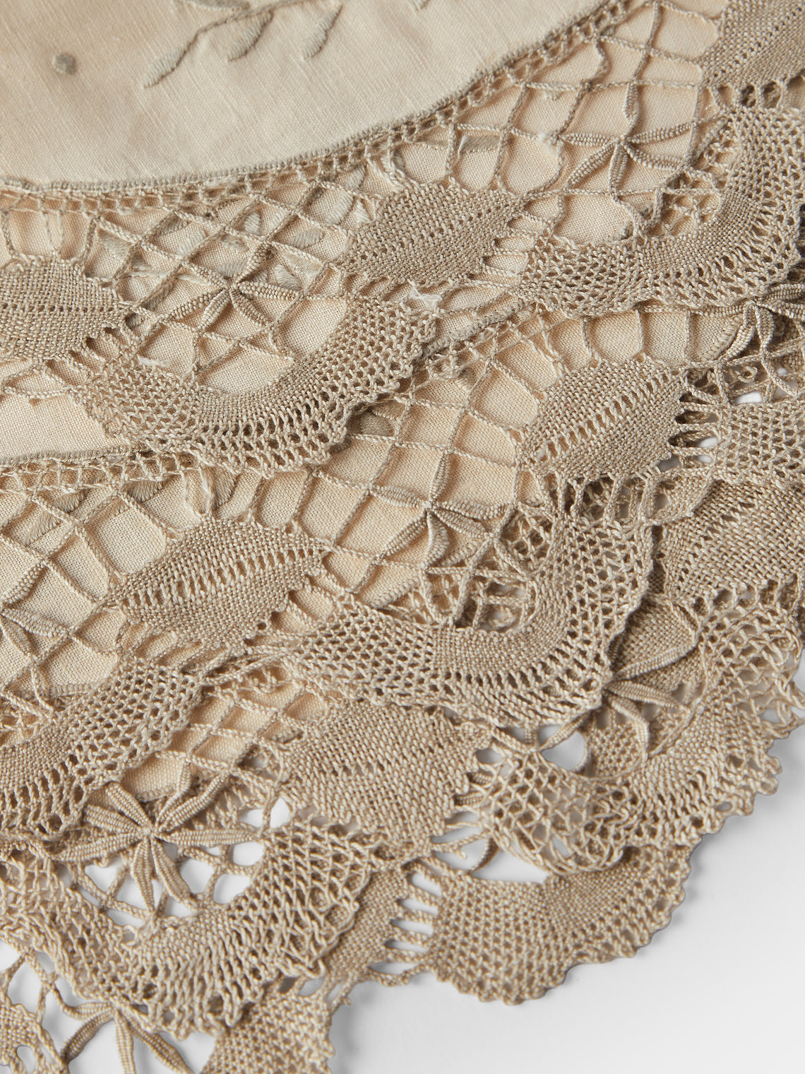 Rolane du Dreuih Creations - Lacework Linen Large Round Placemats (Set of 4) - Beige - ABASK