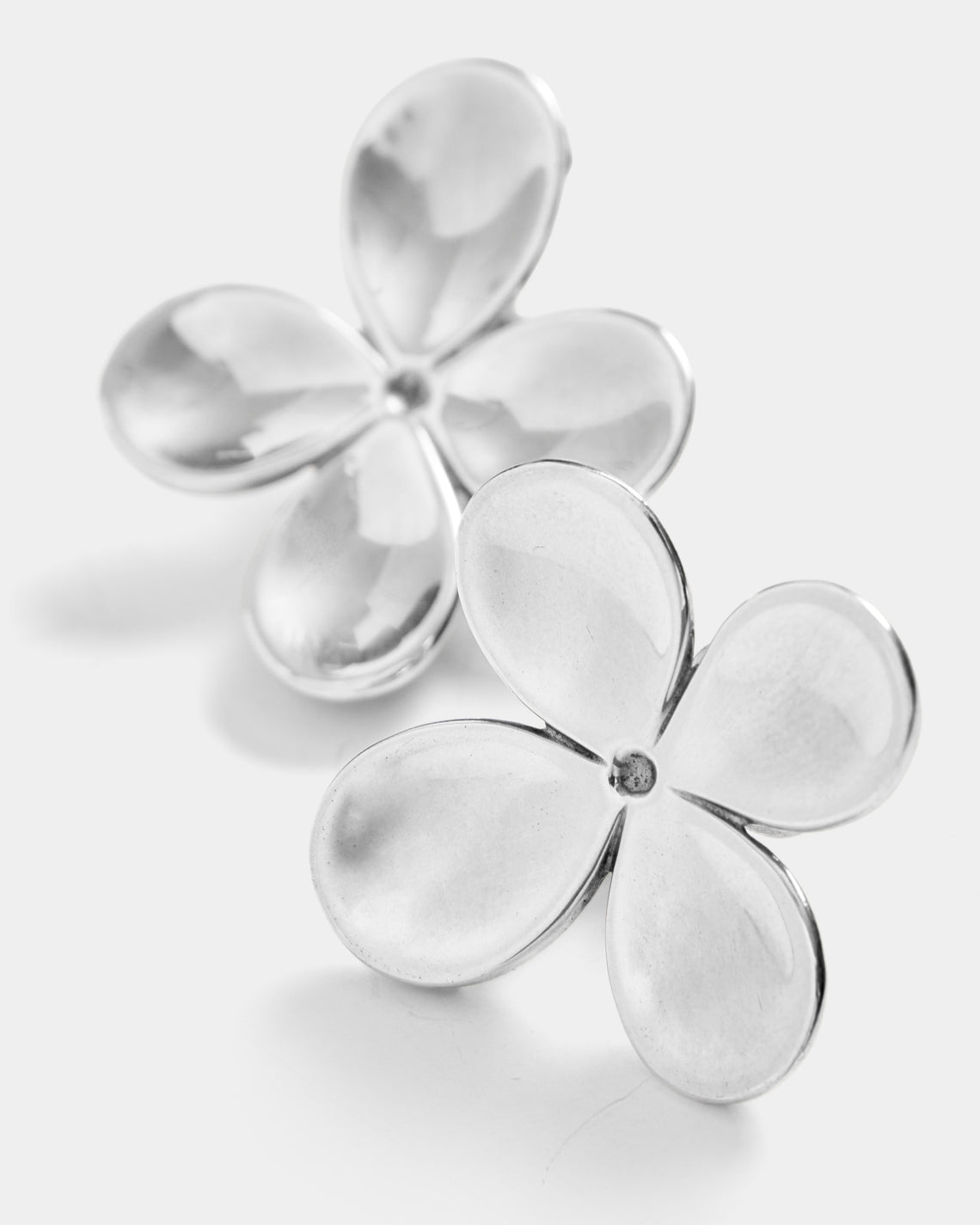 Mahnaz Collection - Women's Vintage 1987 Angela Cummings Sterling Silver Flower Clip-On Earrings - Silver - ABASK