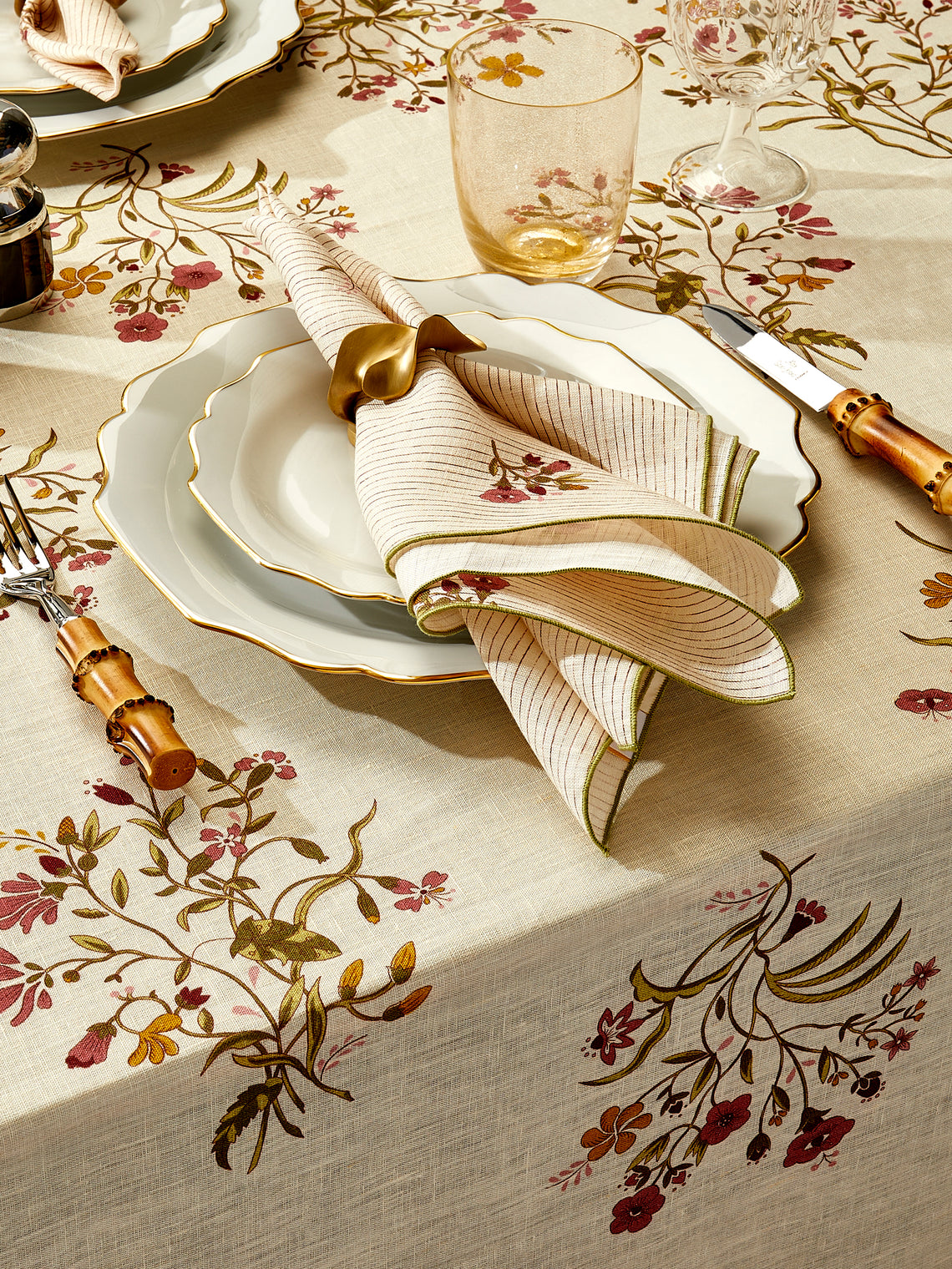 Volga Linen - Scarlet Flax & Field Flowers Overlock-Stitch Linen Rectangular Tablecloth (157.5in/4m) - Cream - ABASK
