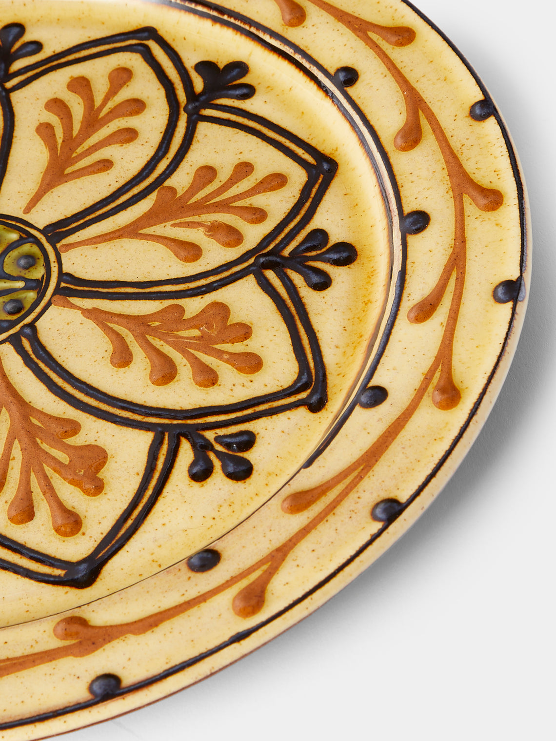Fitch & McAndrew - Dahlias Slipware Dinner Plate (10.2in/26cm) - Yellow - ABASK
