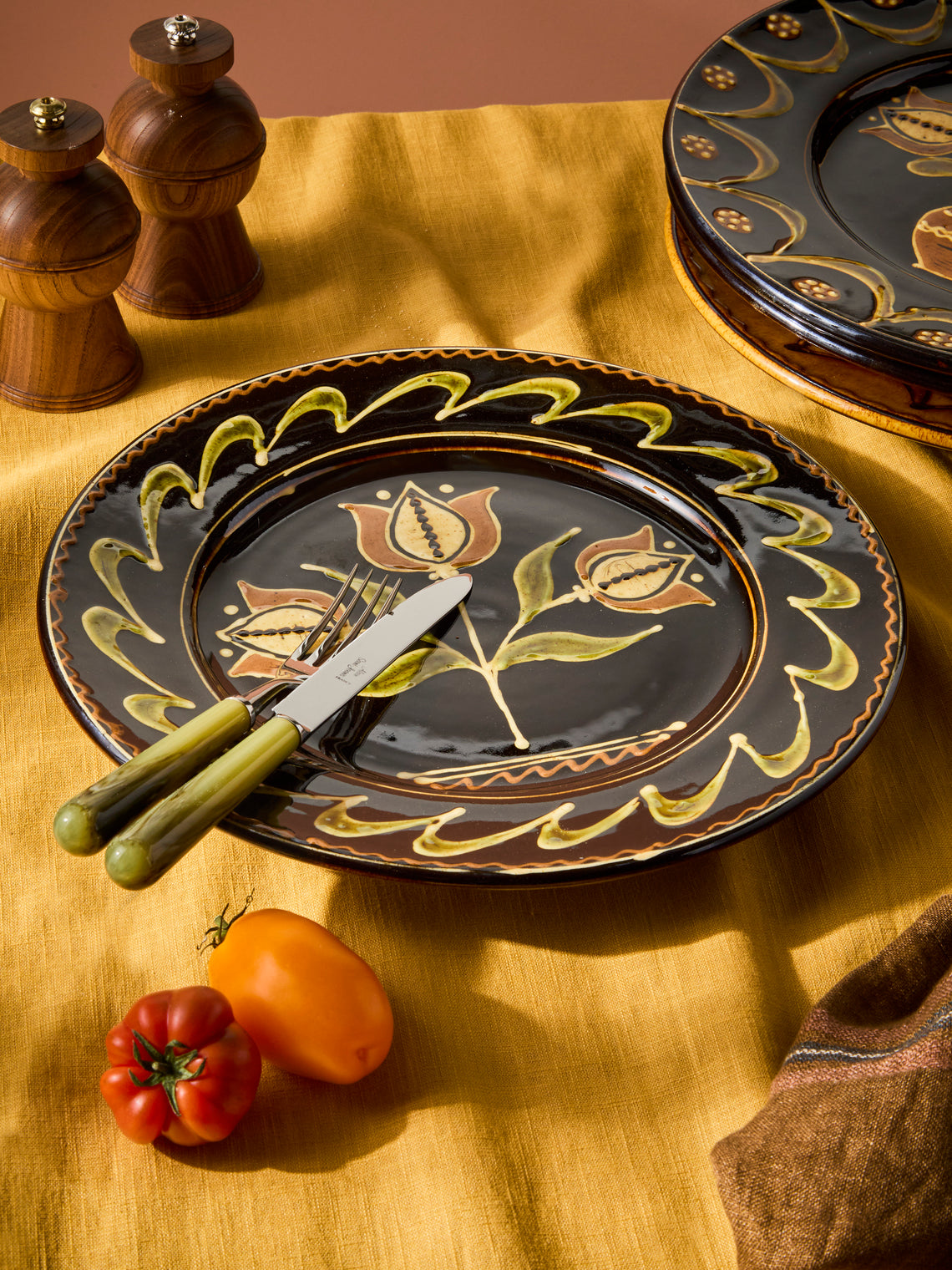 Fitch & McAndrew - Tulip Trio Slipware Serving Plate (12.4in/31.5cm) - Black - ABASK