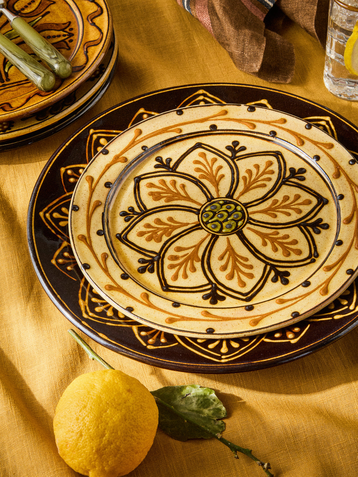 Fitch & McAndrew - Dahlias Slipware Dinner Plate (10.2in/26cm) - Yellow - ABASK