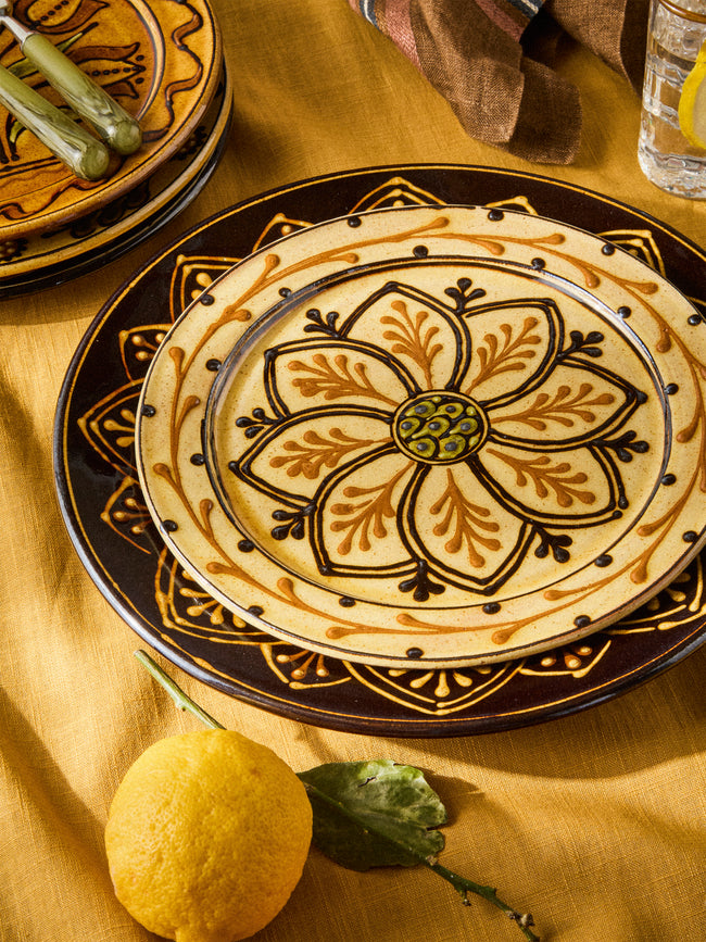 Fitch & McAndrew - Dahlias Slipware Dinner Plate (10.2in/26cm) - Yellow - ABASK
