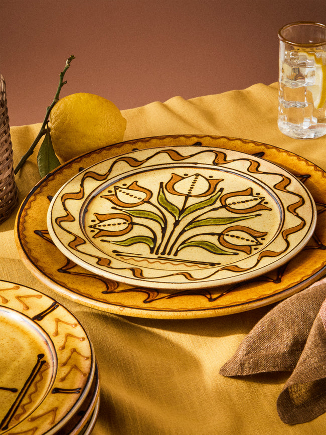 Fitch & McAndrew - Tulips Slipware Dinner Plate (10.4in/26.5cm) - Yellow - ABASK