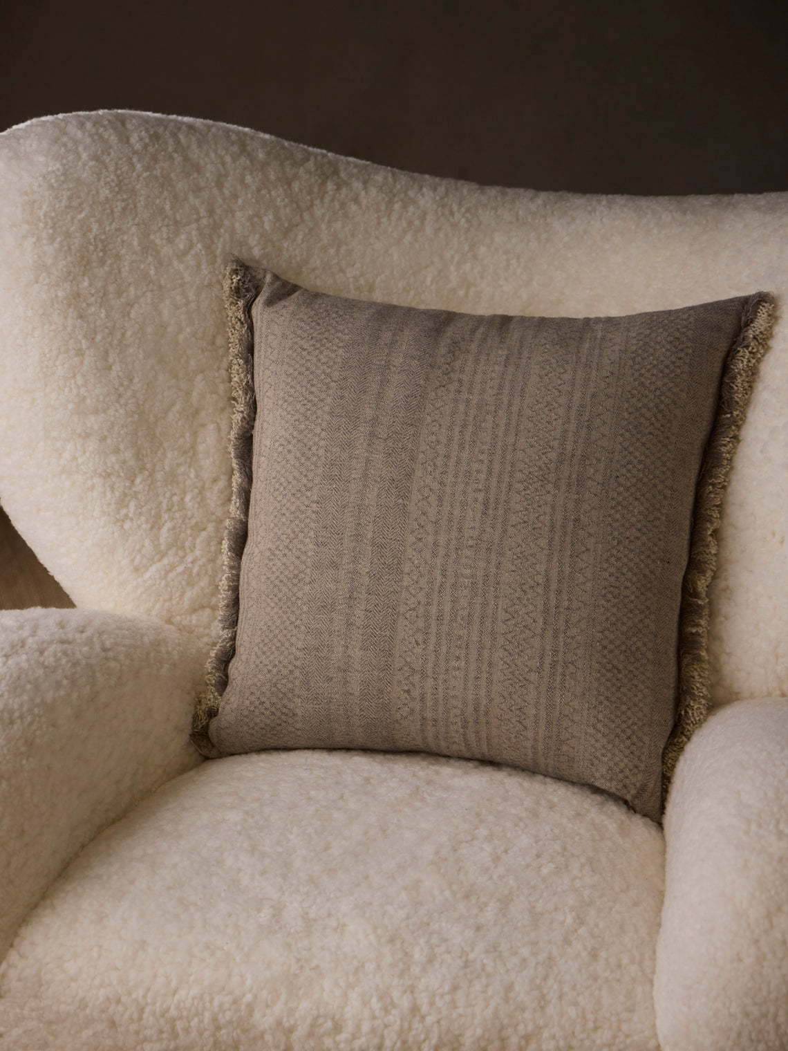 de Le Cuona - Kalahari Linen and Wool Fringe-Detail Cushion (19.5in/50cm) - Brown - ABASK