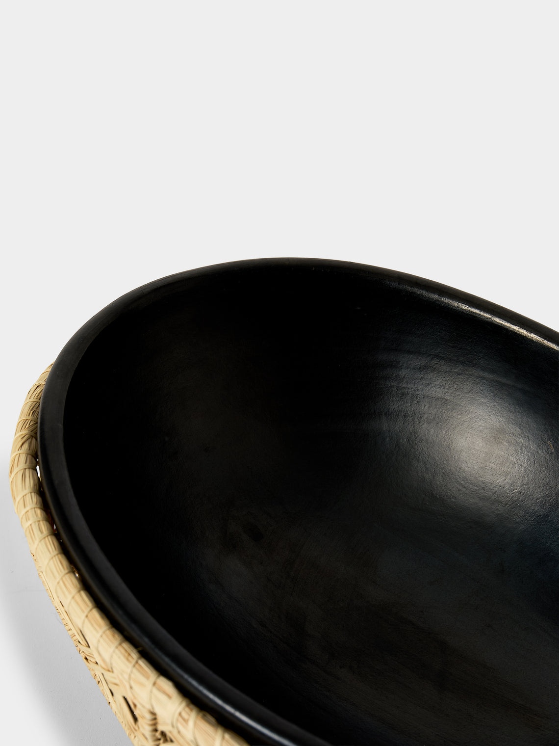 CasaLatina - Amaranta Handwoven Iraca Palm and Ceramic Salad Bowl - Black - ABASK