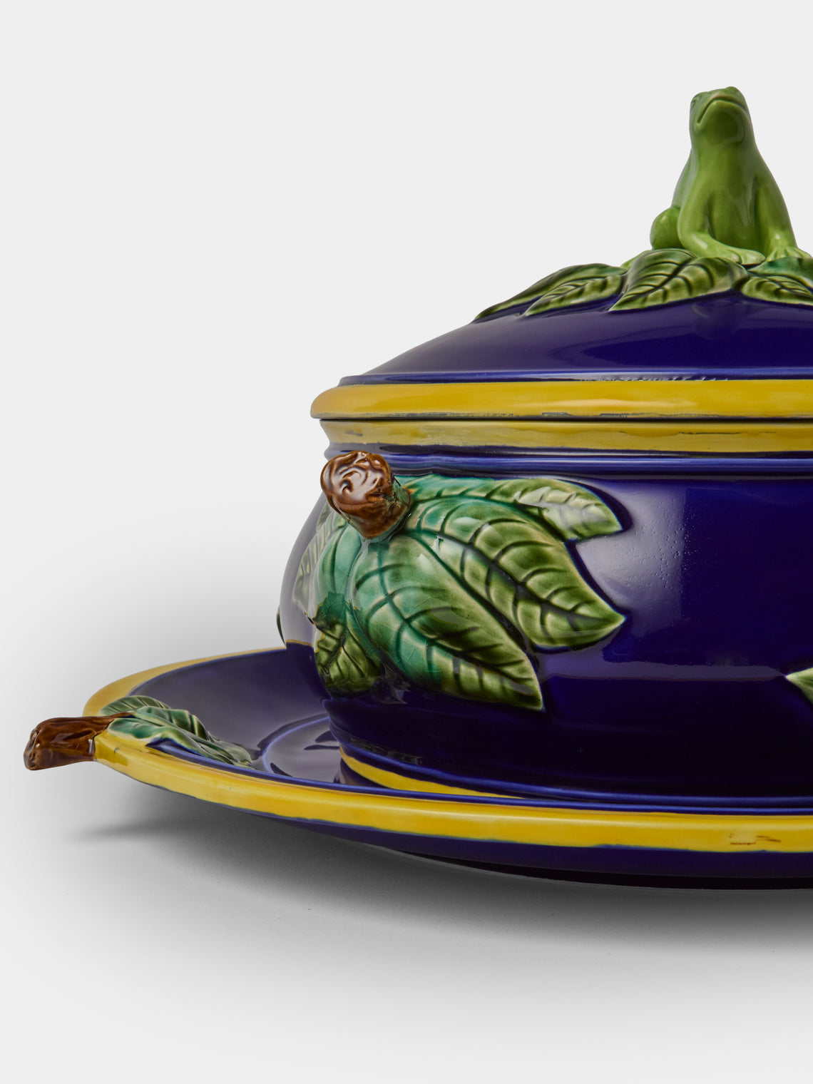 Verdolini - Frog Hand-Painted Majolica Ceramic Round Casserole Dish with Stand - Navy - ABASK