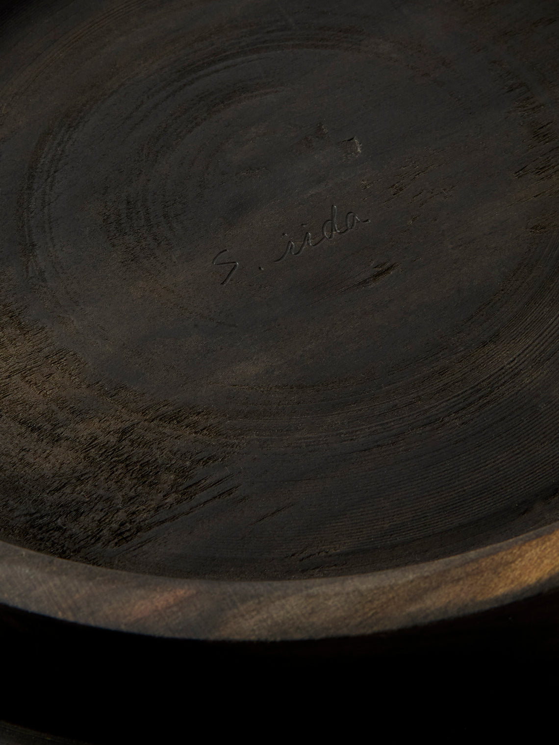 Iida Woodturning - Hand-Turned Oil-Finish Iron-Mordant Dogwood Tray (17.5in/44.5cm) - Brown - ABASK