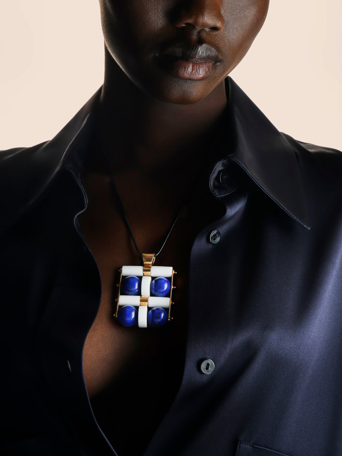 Mahnaz Collection - Vintage Giorgio Facchini 18-Karat Yellow Gold, Lapis Lazuli and White Agate Kinetic Pendant - Blue - ABASK