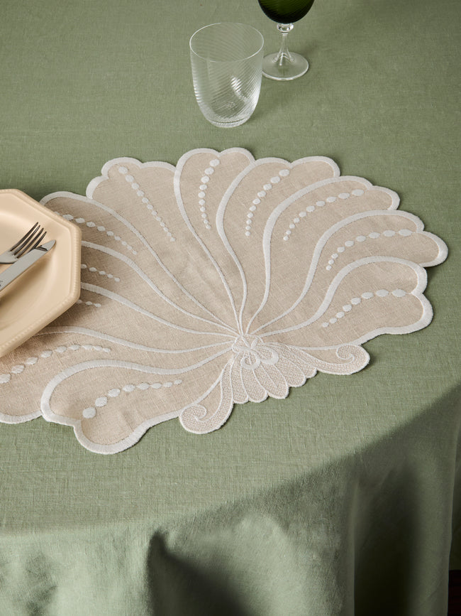 Borgo delle Tovaglie - Venere Embroidered Linen Placemats (Set of 4) - Beige - ABASK
