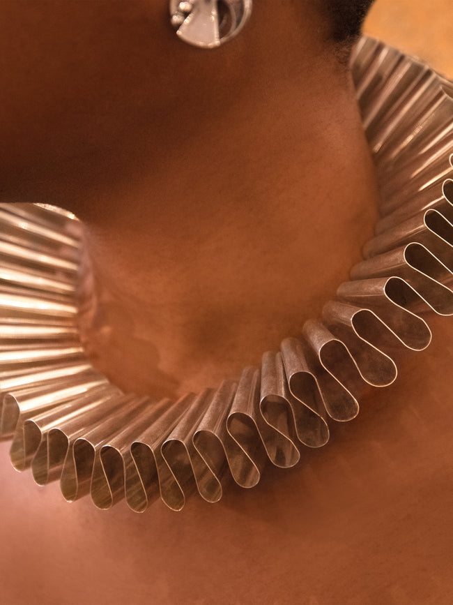 Mahnaz Collection - Women's Vintage 2003 Lella Vignelli for San Lorenzo Seicento Sterling Silver Elizabethan Collar Choker Necklace - Silver - ABASK